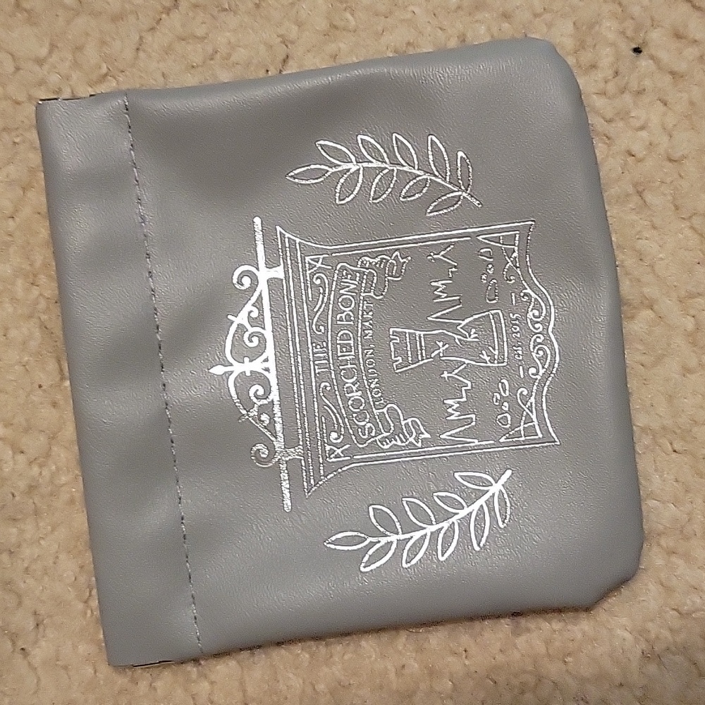 White London Hinged Travel Pocket